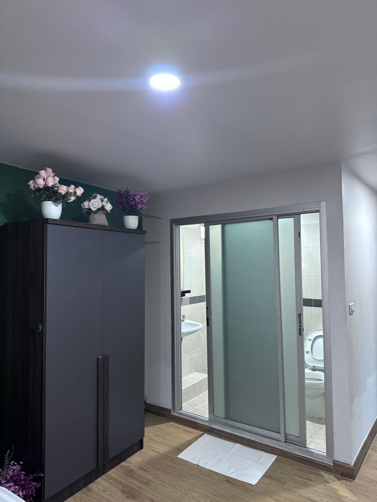 Bud Brew Beyond Dispensary And Hotel Банкок Екстериор снимка