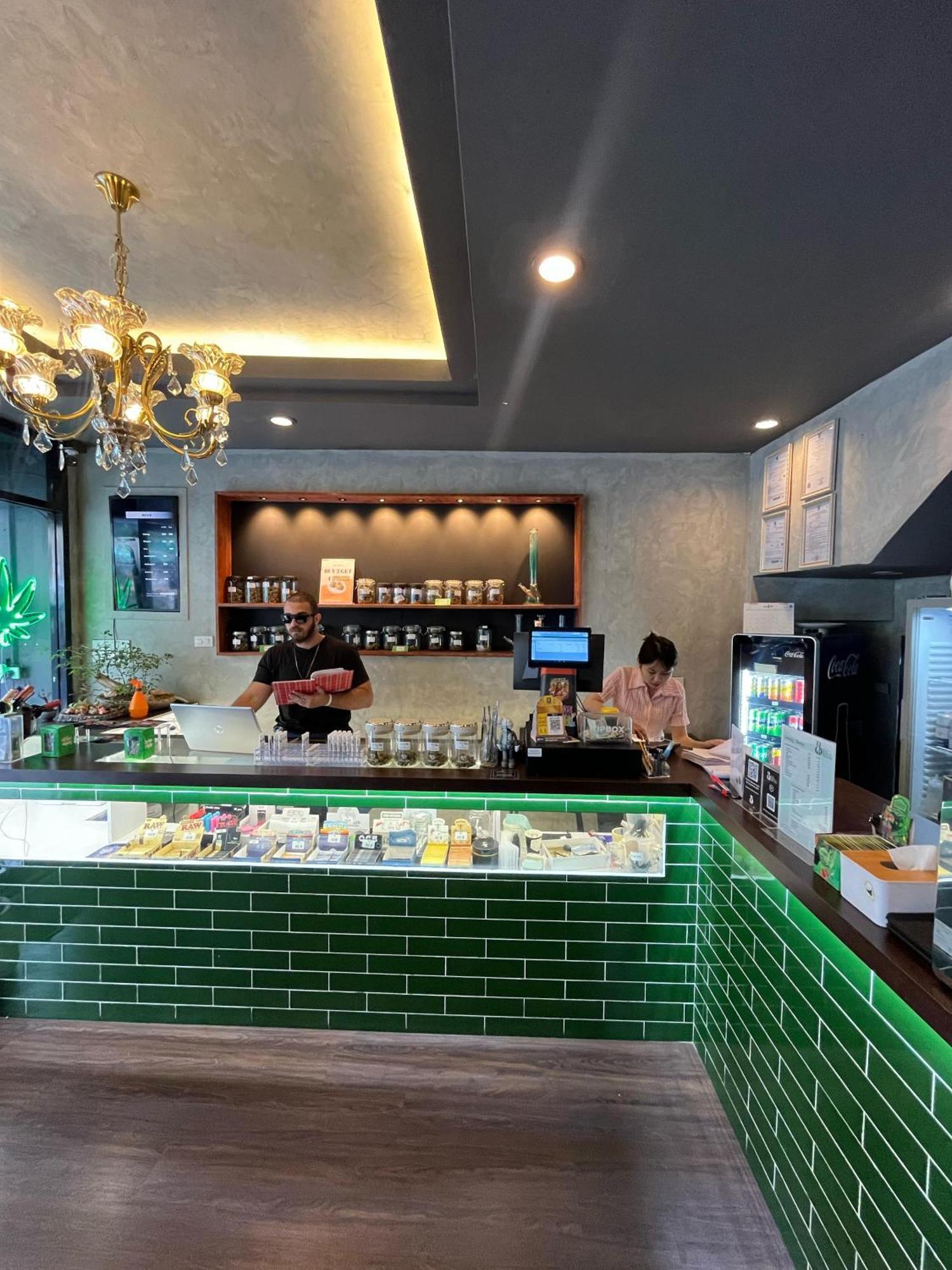 Bud Brew Beyond Dispensary And Hotel Банкок Екстериор снимка